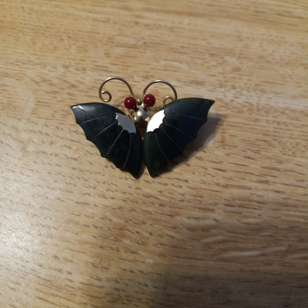 VINTAGE UNSIGN SWOBODA JADE & CORAL GOLD TONE BUTTERFLY BROOCH PIN PENDANT